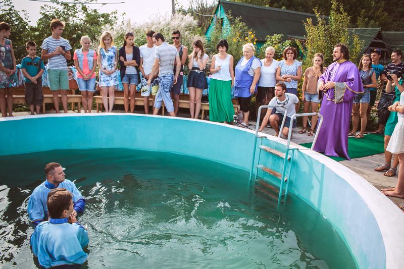 Молодежь провела водное крещение